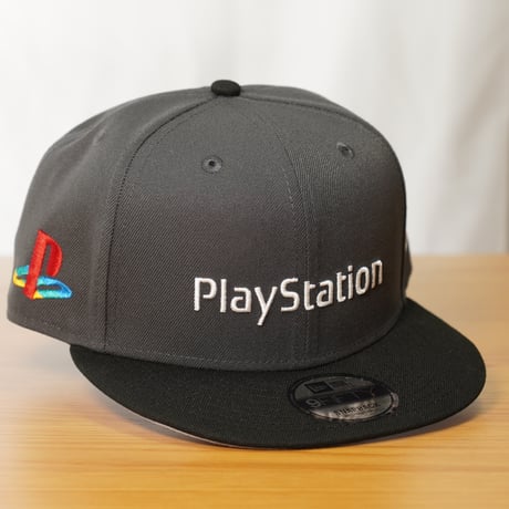 NEW ERA・ニューエラ 9FIFTY PlayStation プレイステーション ファミリーマーク ダークグラファイト/ブラック 14693334