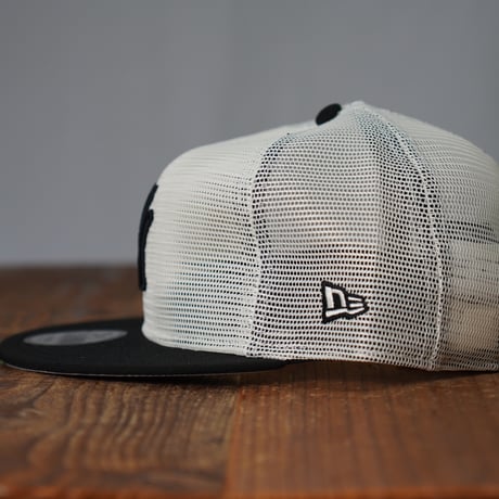 NEW ERA・ニューエラ　9FIFTY トラッカー MLB All Mesh ニューヨーク・ヤンキース クローム ブラックバイザー