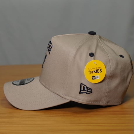 NEWERA・ニューエラ キッズ Youth 9FOURTY A-Frame PEANUTS ピーナッツ College Logo アッシュブラウン  14682452