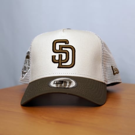 NEW ERA・ニューエラ 9FORTY A-Frame トラッカー MLB Side Patch サンディエゴ・パドレス ストーン/モス