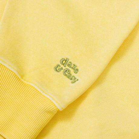 daze & easy ロゴ刺繍スウェット「THE DYE 顔料染め裏毛」DE SINGSMAN（イエロー）