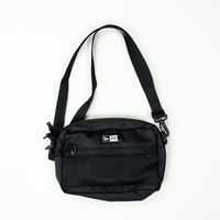 NEW ERA・ニューエラ　 ショルダーポーチ ラージ 2L プリントロゴ（ブラック ）