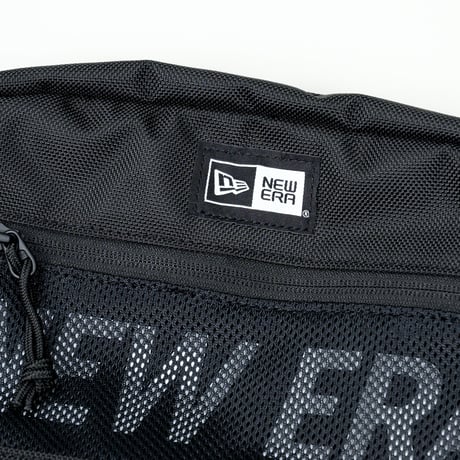 NEW ERA・ニューエラ　 ショルダーポーチ ラージ 2L プリントロゴ（ブラック × ホワイト）