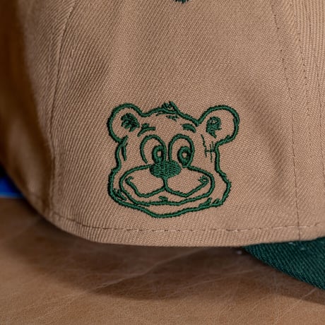 NEW ERA・ニューエラ　  LP 59FIFTY UCLA スクリプトロゴ キャメル × フィールドグリーン ダークグリーンバイザー（7 1/2サイズ・59.6cm）