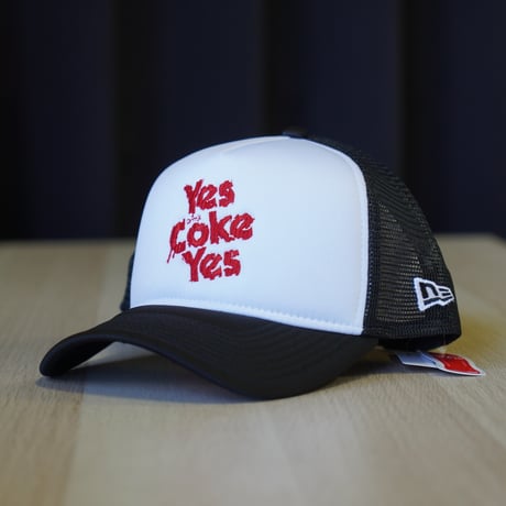 NEW ERA・ニューエラ 9FORTY A-Frame トラッカー Coca-Cola designed by Kosuke Kawamura コカ･コーラ ホワイト/ブラック