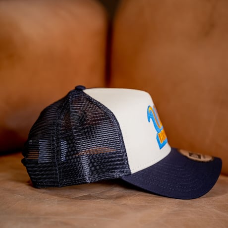 NEW ERA・ニューエラ　9FORTY A-Frame トラッカー UCLA スクリプトロゴ（クロームホワイト/ネイビー）