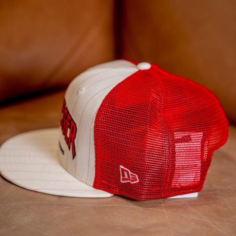 NEW ERA・ニューエラ　9FIFTY トラッカー Budweiser バドワイザー アーチロゴ（クロームホワイト スカーレットメッシュ）M/Lサイズ