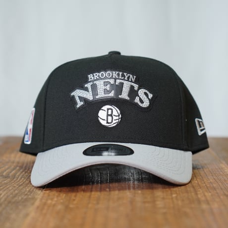 NEW ERA・ニューエラ 9FORTY A-Frame NBA Rhinestone ラインストーン ブルックリン・ネッツ ブラック グレーバイザー 14667878