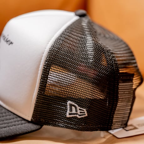 NEW ERA・ニューエラ　9FORTY A-Frame トラッカー Budweiser バドワイザー アンハイザーロゴ（ホワイト/ブラック）