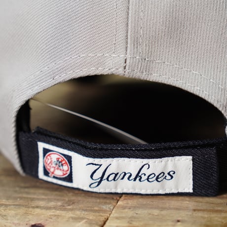 NEW ERA・ニューエラ　9FORTY 2-Tone Woven Label ニューヨーク・ヤンキース グレー ネイビーバイザー 14667828
