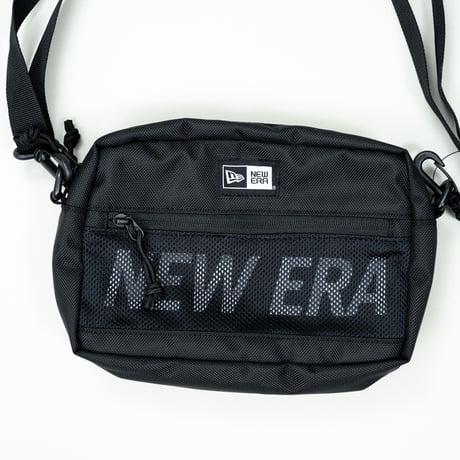NEW ERA・ニューエラ　 ショルダーポーチ ラージ 2L プリントロゴ（ブラック × ホワイト）