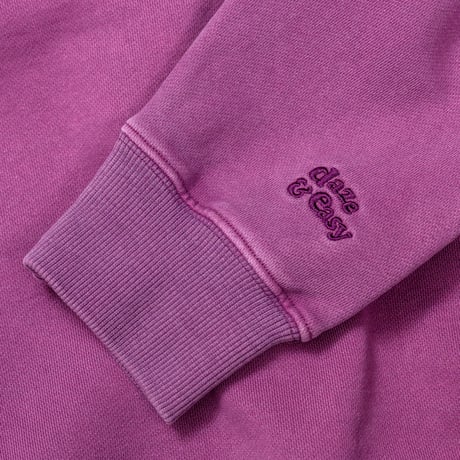 daze & easy ロゴ刺繍スウェット「THE DYE 顔料染め裏毛」DE SINGSMAN（パープル）