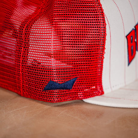 NEW ERA・ニューエラ　9FIFTY トラッカー Budweiser バドワイザー アーチロゴ（クロームホワイト スカーレットメッシュ）M/Lサイズ