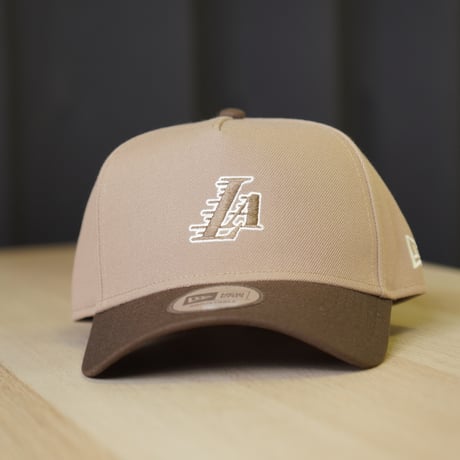 NEW ERA・ニューエラ 9FORTY A-Frame NBA 2-Tone ロサンゼルス・レイカーズ ブリティッシュカーキ/ウォルナット