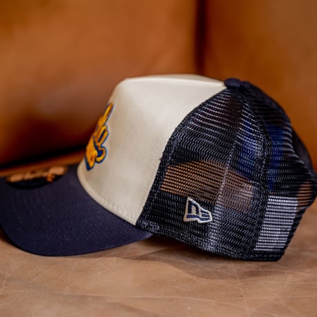 NEW ERA・ニューエラ　9FORTY A-Frame トラッカー UCLA スクリプトロゴ（クロームホワイト/ネイビー）