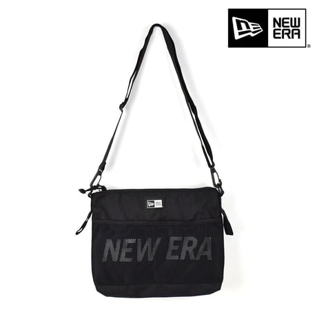 NEW ERA・ニューエラ　 サコッシュ 2.5L プリントロゴ ブラック × ホワイト