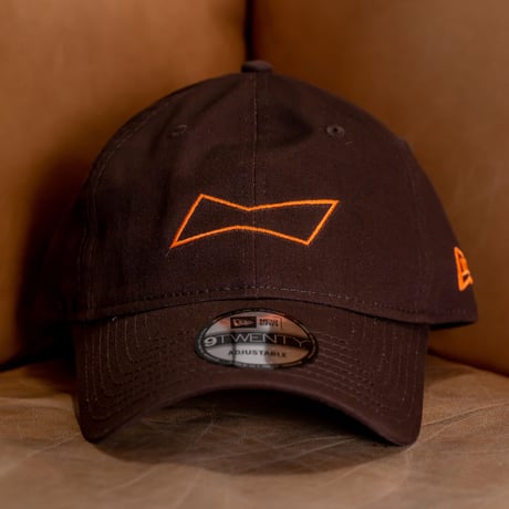 NEW ERA・ニューエラ　9TWENTY Budweiser バドワイザー ボウタイ アウトライン（バーントウッド）