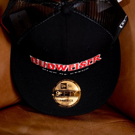 NEW ERA・ニューエラ　9FIFTY トラッカー Budweiser バドワイザー アーチロゴ（ブラック）M/Lサイズ
