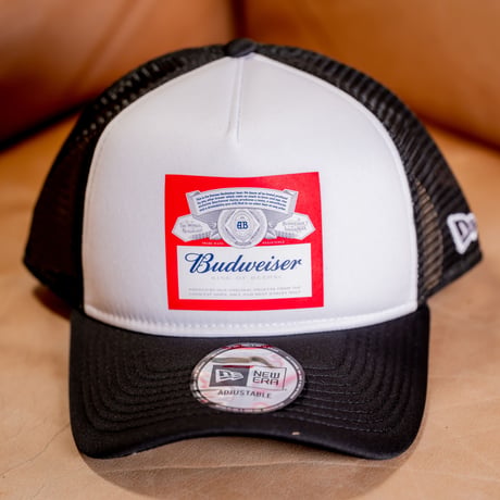 NEW ERA・ニューエラ　9FORTY A-Frame トラッカー Budweiser バドワイザー ラベルロゴ（ホワイト/ブラック）
