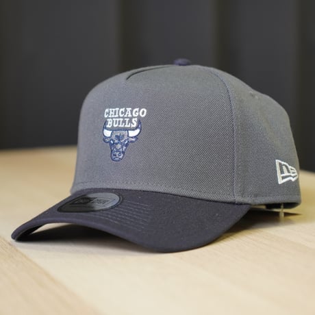 NEW ERA・ニューエラ 9FORTY A-Frame NBA 2-Tone シカゴ・ブルズ ダークグラファイト/ネイビー