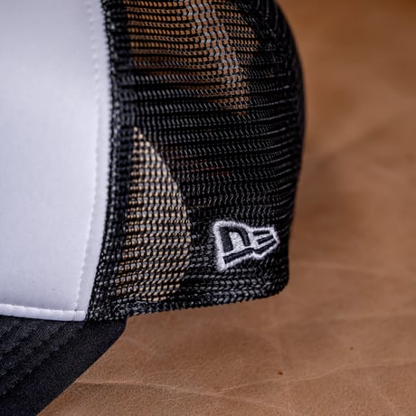 NEW ERA・ニューエラ　9FORTY A-Frame トラッカー Budweiser バドワイザー アンハイザーロゴ（ホワイト/ブラック）