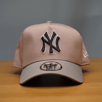 NEW ERA・ニューエラ 9FORTY A-Frame Mocha Mousse ニューヨーク・ヤンキース タイムレストープ/アッシュブラウン
