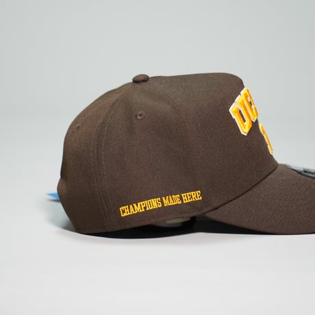 NEW ERA・ニューエラ　 9FORTY A-Frame UCLA アーチ Bロゴ ウォルナット × メリットゴールド スノーホワイト