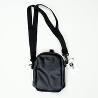 NEW ERA・ニューエラ　 ショルダーポーチ　1.7L　（ブラックレザー）