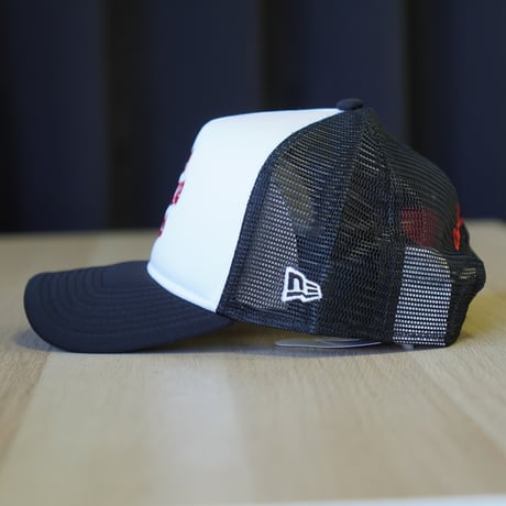 NEW ERA・ニューエラ 9FORTY A-Frame トラッカー Coca-Cola designed by Kosuke Kawamura コカ･コーラ ホワイト/ブラック