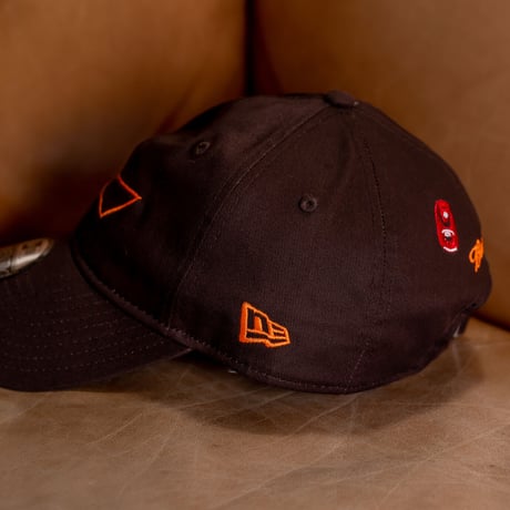 NEW ERA・ニューエラ　9TWENTY Budweiser バドワイザー ボウタイ アウトライン（バーントウッド）