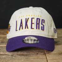 NEWERA・ニューエラ 9THIRTY レザーストラップ League Buckle ロサンゼルス・レイカーズ クローム パープルバイザー 14667919