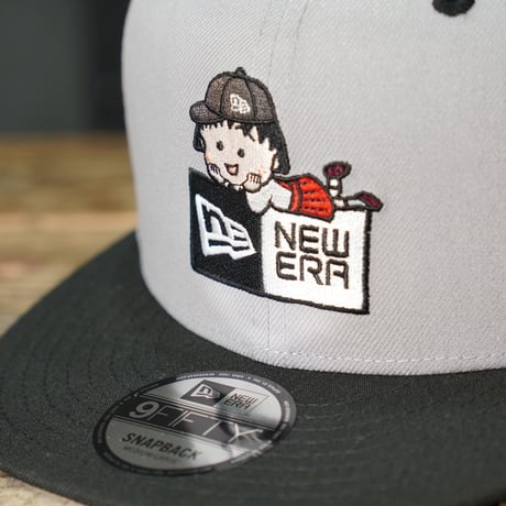 NEW ERA・ニューエラ　9FIFTY ちびまる子ちゃん ボックスロゴ まる子 グレー ブラックバイザー 14693336