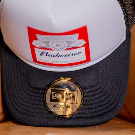 NEW ERA・ニューエラ　9FORTY A-Frame トラッカー Budweiser バドワイザー ラベルロゴ（ホワイト/ブラック）