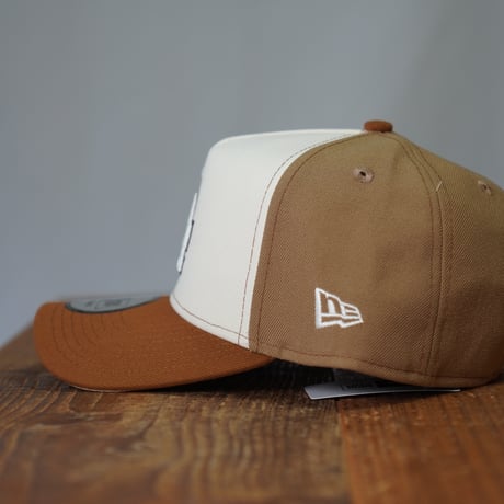 NEW ERA・ニューエラ　9FORTY A-Frame Pancakes ロサンゼルス・ドジャース トーステッドピーナッツ/ワインコーク カーキバイザー