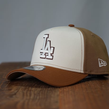 NEW ERA・ニューエラ　9FORTY A-Frame Pancakes ロサンゼルス・ドジャース トーステッドピーナッツ/ワインコーク カーキバイザー