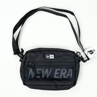 NEW ERA・ニューエラ　 ショルダーポーチ ラージ 2L プリントロゴ（ブラック × ホワイト）