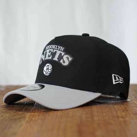 NEW ERA・ニューエラ 9FORTY A-Frame NBA Rhinestone ラインストーン ブルックリン・ネッツ ブラック グレーバイザー 14667878