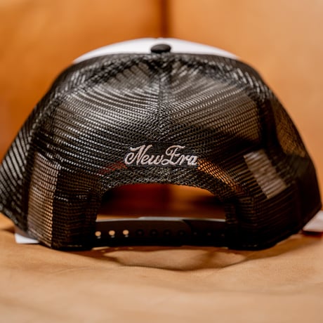 NEW ERA・ニューエラ　9FORTY A-Frame トラッカー Budweiser バドワイザー アンハイザーロゴ（ホワイト/ブラック）
