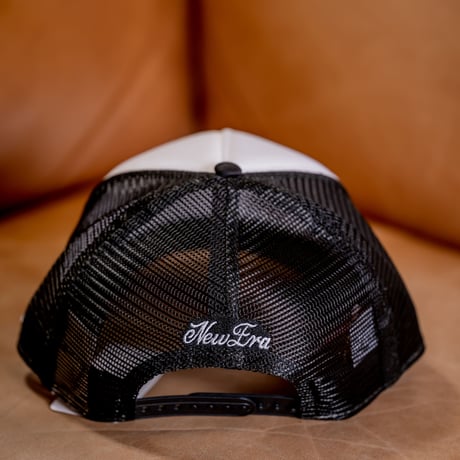 NEW ERA・ニューエラ　9FORTY A-Frame トラッカー Budweiser バドワイザー ラベルロゴ（ホワイト/ブラック）