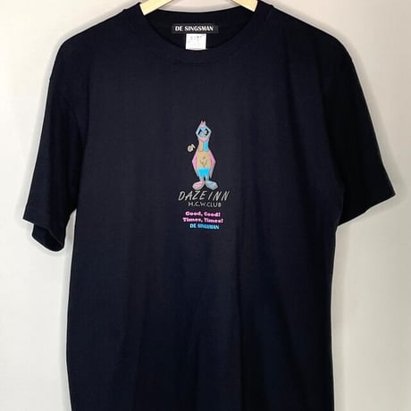 DE SINGSMAN　DAZE INN Tee（ブラック）