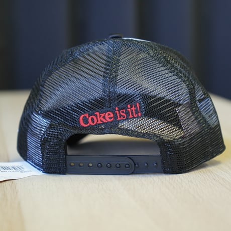 NEW ERA・ニューエラ 9FORTY A-Frame トラッカー Coca-Cola designed by Kosuke Kawamura コカ･コーラ ホワイト/ブラック