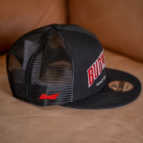 NEW ERA・ニューエラ　9FIFTY トラッカー Budweiser バドワイザー アーチロゴ（ブラック）M/Lサイズ