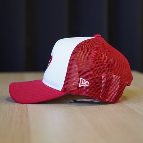 NEW ERA・ニューエラ 9FORTY A-Frame トラッカー Coca-Cola designed by Kosuke Kawamura コカ･コーラ ホワイト/スカーレット