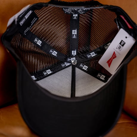 NEW ERA・ニューエラ　9FORTY A-Frame トラッカー Budweiser バドワイザー ラベルロゴ（ホワイト/ブラック）