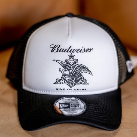 NEW ERA・ニューエラ　9FORTY A-Frame トラッカー Budweiser バドワイザー アンハイザーロゴ（ホワイト/ブラック）