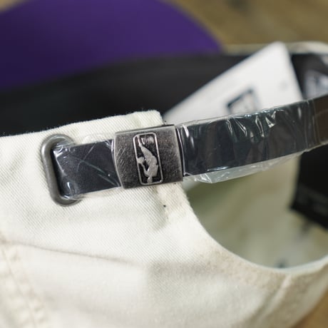 NEWERA・ニューエラ 9THIRTY レザーストラップ League Buckle ロサンゼルス・レイカーズ クローム パープルバイザー 14667919
