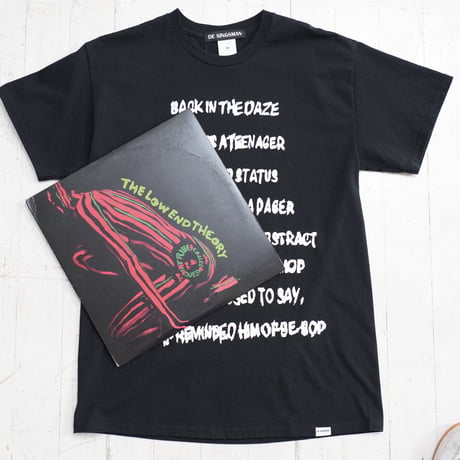 DE SINGSMAN　〈90’s USED加工〉　ATCQ Excrusions 1991 Tee（ブラック）