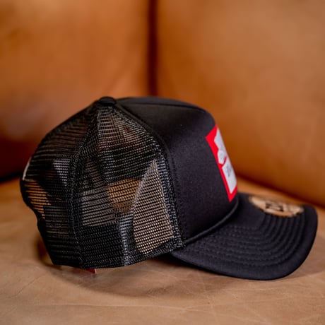 NEW ERA・ニューエラ　9FORTY A-Frame トラッカー Budweiser バドワイザー ラベルロゴ（ブラック）