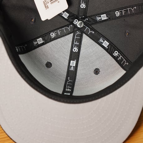 NEW ERA・ニューエラ 9FIFTY PlayStation プレイステーション ファミリーマーク ダークグラファイト/ブラック 14693334