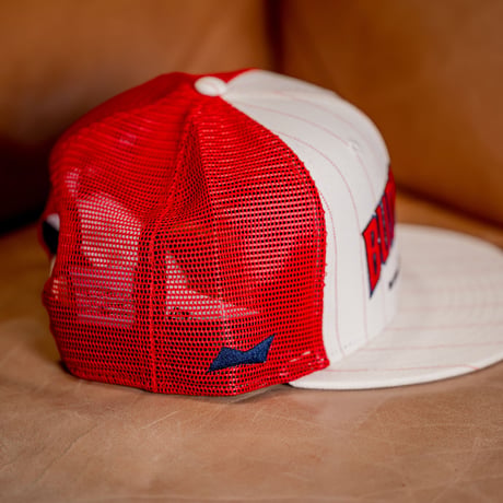NEW ERA・ニューエラ　9FIFTY トラッカー Budweiser バドワイザー アーチロゴ（クロームホワイト スカーレットメッシュ）M/Lサイズ
